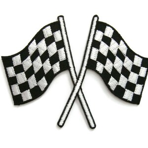 Peut inclure: Deux drapeaux de course &agrave; damier noir et blanc crois&eacute;s avec des p&ocirc;les blancs.