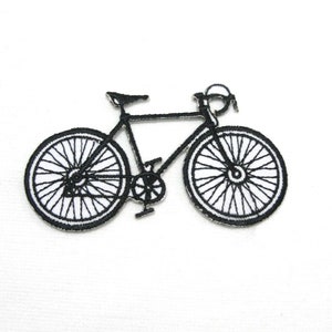 Pode incluir: Esboço preto e branco de uma bicicleta com pneus finos. A bicicleta tem um guidão curvo e um design simples.