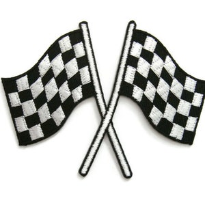 Peut inclure: Deux drapeaux de course &agrave; damier noir et blanc crois&eacute;s avec des p&ocirc;les blancs.