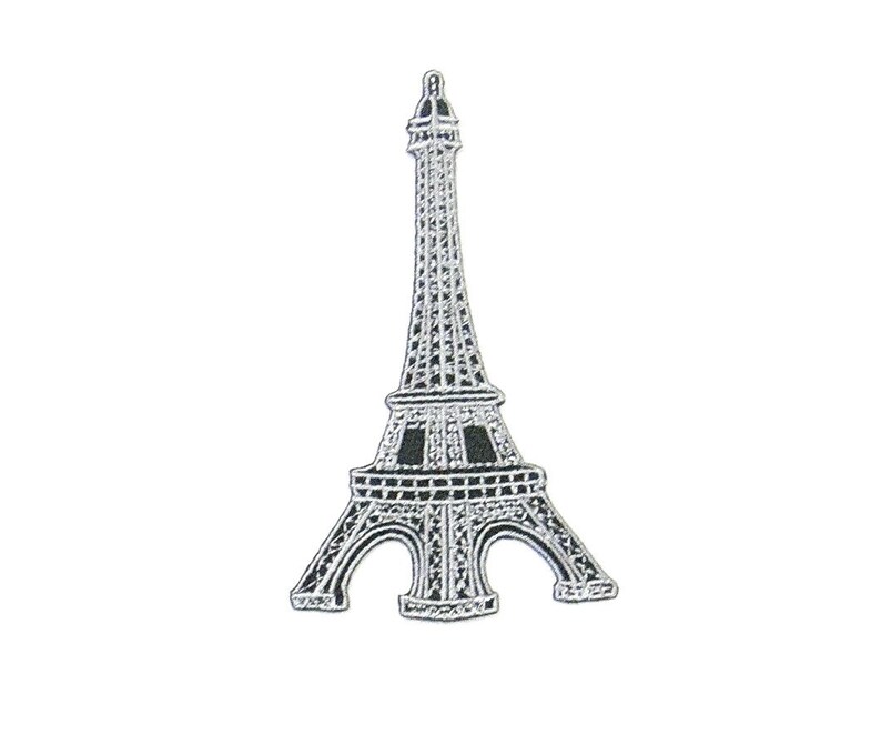 Op de afbeelding: Een zwart-wit Eiffel-toren patch. De patch toont een gedetailleerde weergave van het beroemde Parijse monument, met ingewikkeld traliewerk en architectonische details. De patch is waarschijnlijk voor decoratieve doeleinden, zoals op kleding of accessoires.