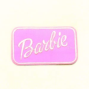 Opstrijkbare Barbie-patch: roze geborduurde appliqué (7 x 3 cm)