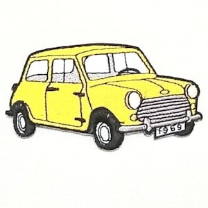 Peut inclure: Une voiture jaune vintage Mini Cooper avec une plaque d'immatriculation noire qui indique "1969".