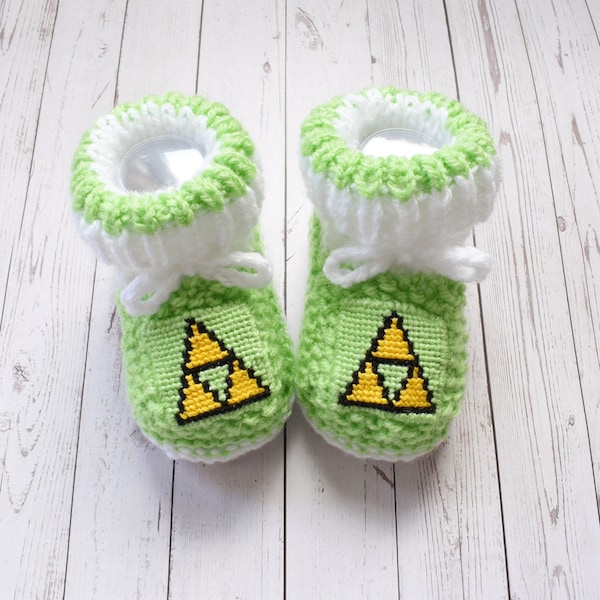 Zelda Triforce inspired knitted baby booties * The Legend of Zelda stay on newborn crib shoes * video game slippers * gamer gift