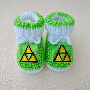 Zelda Triforce inspired knitted baby booties * The Legend of Zelda stay on newborn crib shoes * video game slippers * gamer gift