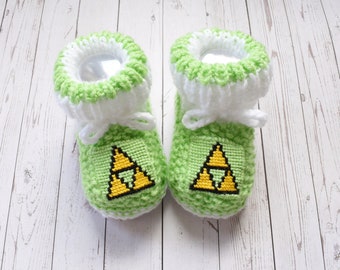 Zelda Triforce inspired knitted baby booties * The Legend of Zelda stay on newborn crib shoes * video game slippers * gamer gift