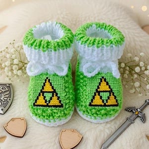 Scarpine per neonati lavorate a maglia ispirate alla Triforza di Zelda * Scarpine per culla * Pantofole per neonati fatte a mano * Scarpine per culla che restano ferme * Simpatico regalo per baby shower a tema gamer
