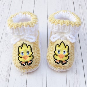 Chocobo inspired knitted baby booties * Final Fantasy stay on newborn crib shoes * video game slippers * gamer gift