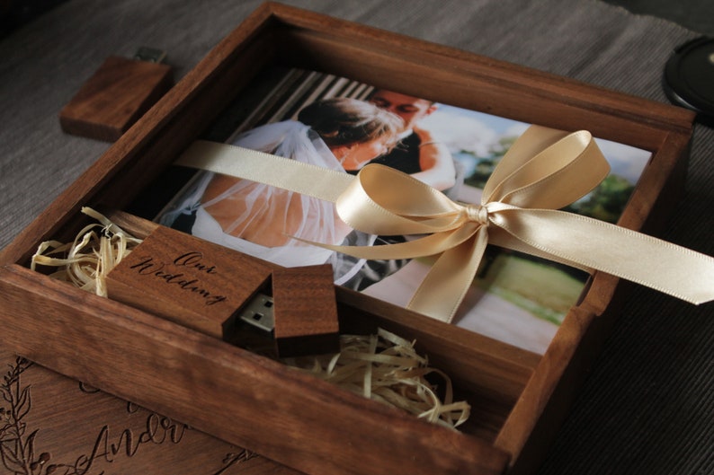 Personalised Walnut Wooden presentation box photo album for 6x4 prints photos usb stick for photographers engraved 32GB Birthday gift afbeelding 2