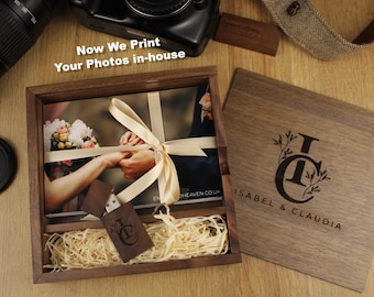 Könnte beinhalten: Eine Holzkiste mit einem Fotodruck im Inneren, einem USB-Stick mit einem personalisierten Monogramm und einem Deckel mit dem Text "Isabel & Claudia".