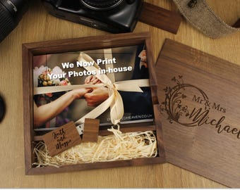 Könnte beinhalten: Eine Holzkiste mit einem Scharnierdeckel, die ein gedrucktes Foto eines Brautpaares, ein kleines Holzschild mit dem Text "Death and Taxes" und einen USB-Stick enthält. Der Deckel der Kiste ist mit dem Text "Mr & Mrs Michael" und einem floralen Design graviert.