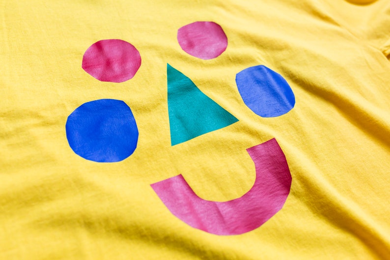 T-shirt Happy Face Handemade, Iron print t-shirt, Illustrations, Silkcreen, smiley t-shirt, handemade t-shirt imagen 5