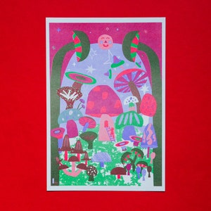 Op de afbeelding: Een kleurrijke illustratie van een paddenstoelenbos met een lachende zon aan de hemel. De paddenstoelen zijn in verschillende tinten roze, paars en groen. De achtergrond is lichtblauw met witte sterren.