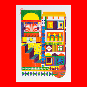 Op de afbeelding: Een kleurrijke abstracte print met geometrische vormen en patronen. De print heeft een gele zon, een groen gebouw en een blauwe lucht. De tekst "Fleur Tounite" is zichtbaar in de linkerbovenhoek.
