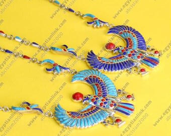 Collar de plata con sello distintivo del faraón egipcio y halcón alado, colorido