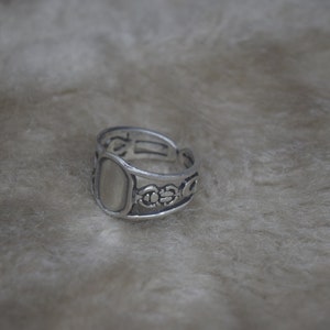 Zet je favoriete symbolen of letters op een echte sterling zilveren ring versierd met Key of Life Ankh.