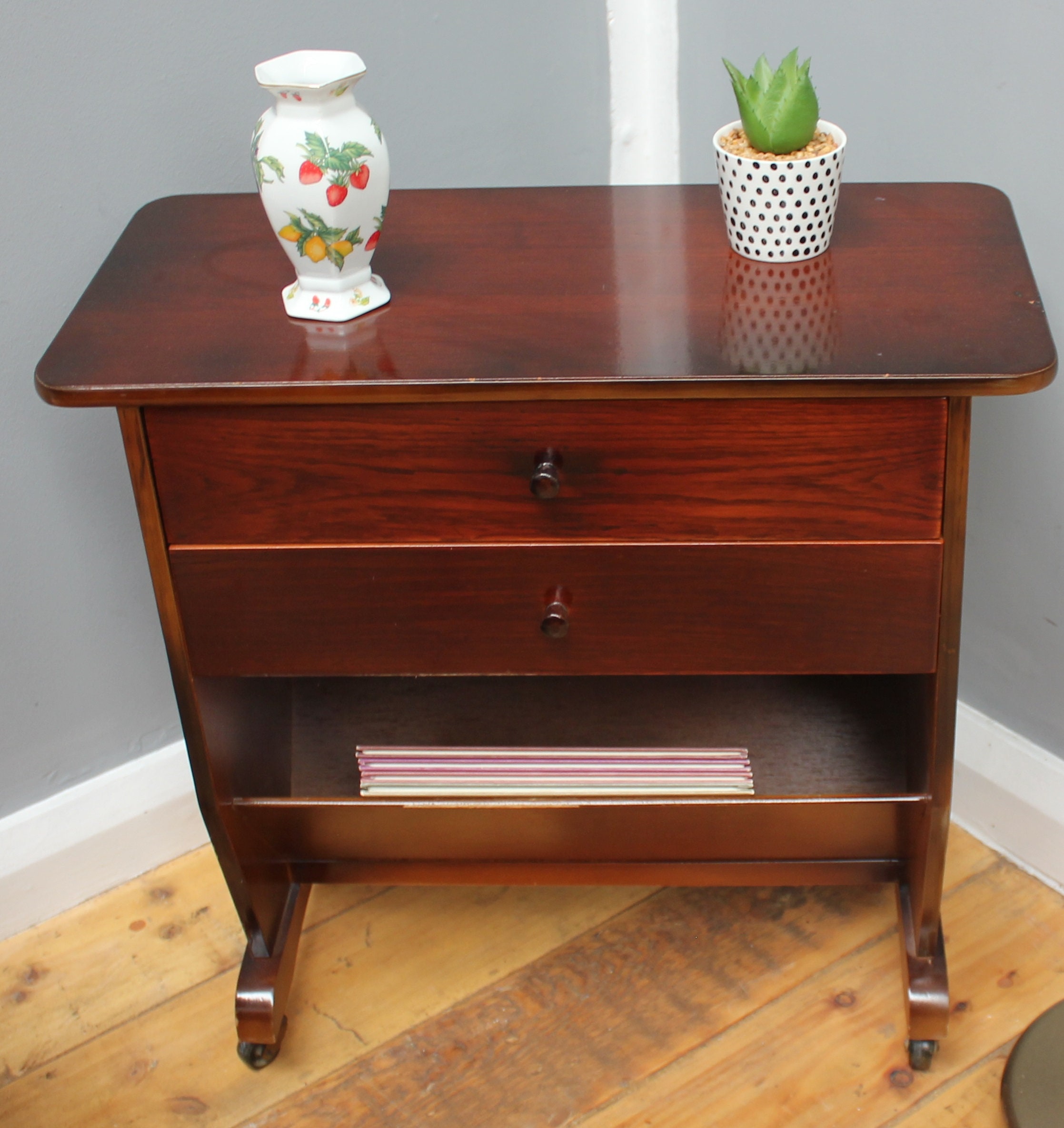 Gabinete de madera con almacenamiento de revistas. | Etsy