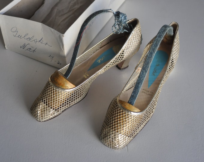 Vintage gold netted low heeled shoe