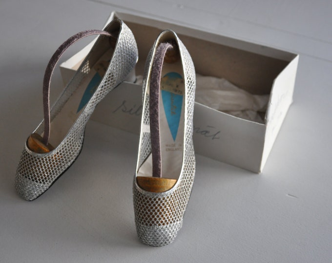 Vintage silver netted low heel shoes