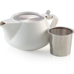 Op de afbeelding: Witte theepot van keramiek met een roestvrijstalen infuser. De theepot heeft een deksel met een handvat en een tuit. De infuser is cilindrisch en heeft een fijn gaas.