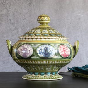 Keraluc Quimper Andre L'Helgen keramische groenteturrine, vintage afgedekte doos als tafeldecoratie, decoratieve pot in volkskunststijl uit de jaren 1950-1960.