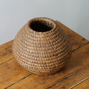 Ancienne Ruche en Paille Bourgne Art Populaire, Panier Vannerie Traditionnelle Tressée, Déco Rustique Wabi Sabi, Vase Boule Nid d'Abeille