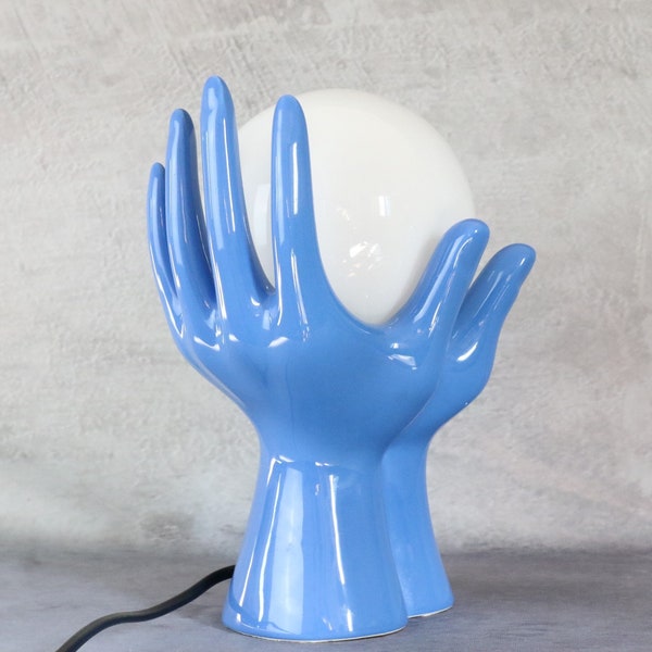 Lampe à poser en céramique bleue en forme de mains et globe - 1960 - Mains tenant une lumière