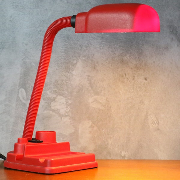 Lampe de bureau vintage rouge Stilplast - Italie - 1980's - Lampe porte-crayons - design