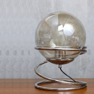 Verchroomde metalen en bolvormige tafellamp dlg Guzzini - vintage Italiaans design - Space Age jaren 70 - Erra Guzzini Reggiani Colombo Arteluce
