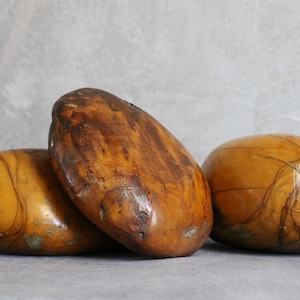 3 kiezels in gelakt olijfhout - vintage