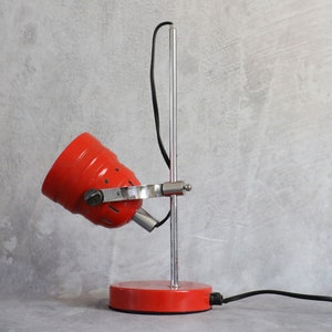 Lámpara de escritorio vintage roja, fabricada en Francia, años 80