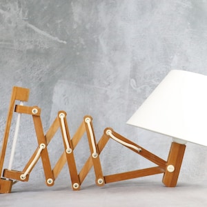 Folding wall lamp in beech - Scandinavian Style - Hansen Erik for Klint (dlg) - wooden scissor light - Sweden