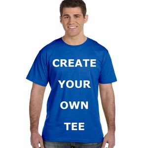Könnte beinhalten: Ein königsblaues T-Shirt mit dem Aufdruck "CREATE YOUR OWN TEE" in Weiß.