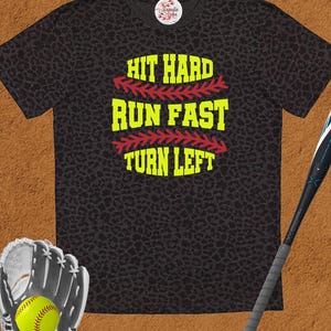 Hit Hard Run Fast Sla linksaf, softbalshirt, softbalt-shirt, softbalshirt, softbal mama shirt, softbal moeder, softbal moeder cadeau