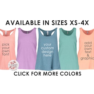 Pode incluir: Cinco blusas sem mangas em várias cores: pêssego, lavanda, azul, verde-azulado e coral. Cada blusa tem texto, incluindo "pick your own font", "your custom design here" e "add your own text & graphics". O texto "AVAILABLE IN SIZES XS-4X" também está presente.