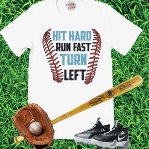 Hit Hard Run Fast Turn Left Shirt, honkbalshirt moeder, grappig honkbalshirt, dameshonkbalshirt, herenhonkbalshirt, kinderhonkbalshirt