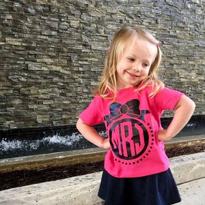 Aangepast monogram shirt, kindershirt met monogram, kinder monogram shirt, gepersonaliseerd kindershirt, aangepast peuter T-shirt, meisjeskleding, peuter T-shirt