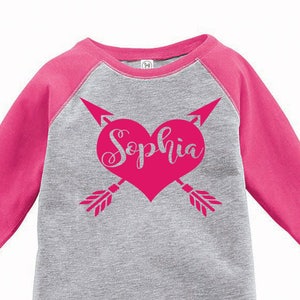 Benutzerdefinierte Name Herz Pfeil Kleinkind Raglan T-shirt, Valentinstag Shirt, Kinder Valentinstag Shirt, Kleinkind Valentinstag Shirt, Kleinkind T-Shirt