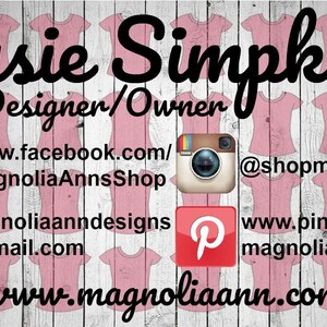 Może przedstawiać: Wizyt&oacute;wka Susie Simpkins, projektantki/właścicielki sklepu Magnolia Ann's Shop. Na wizyt&oacute;wce znajdują się ikony medi&oacute;w społecznościowych i linki do Facebooka, Instagrama, Pinteresta i poczty elektronicznej.