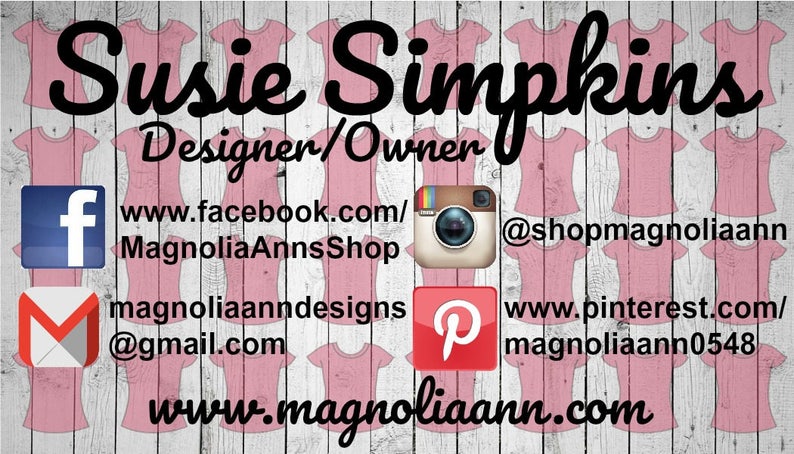Może przedstawiać: Wizyt&oacute;wka Susie Simpkins, projektantki/właścicielki sklepu Magnolia Ann's Shop. Na wizyt&oacute;wce znajdują się ikony medi&oacute;w społecznościowych i linki do Facebooka, Instagrama, Pinteresta i poczty elektronicznej.