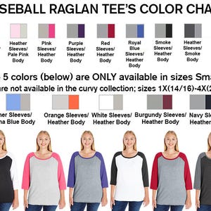 以下が含まれることがあります： ベースボールラグランTシャツのカラーチャート。チャートは、シャツのスリーブとボディの10種類の異なるカラーコンビネーションを示しています。テキストには、5つの色がスモールから2Xのサイズでのみ利用可能であり、カービーコレクションでは利用できないことが記載されています。また、テキストには、サイズ1Xは14/16、2Xは18/20、3Xは22/24、4Xは26/28であることも記載されています。