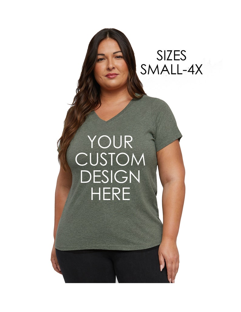Puede incluir: Una camiseta de cuello en V de color verde jaspeado con mangas cortas. La camiseta tiene el texto "YOUR CUSTOM DESIGN HERE" impreso en blanco en la parte delantera.