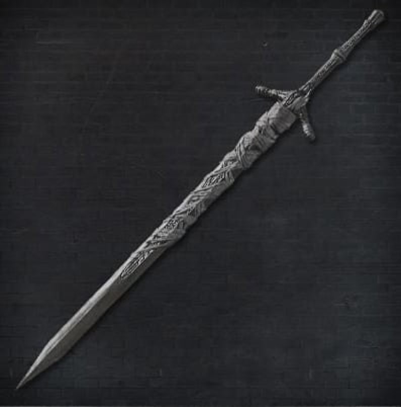 K&ouml;nnte beinhalten: Ein silbernes Schwert mit einem detaillierten, komplizierten Design. Das Schwert hat eine lange, scharfe Klinge und einen Griff mit einem dekorativen, gedrehten Design.