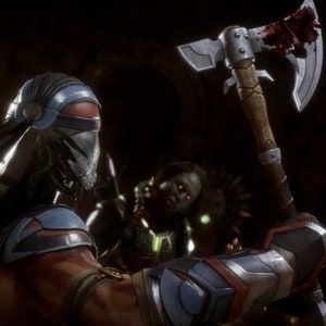 Może przedstawiać: Postać z gry wideo z niebiesko-czerwoną maską, trzymająca zakrwawioną siekierę. Postać ma na sobie ciemnoniebieski i czerwony strój z długim, czarnym warkoczem. Postać stoi w ciemnym, mrocznym otoczeniu.