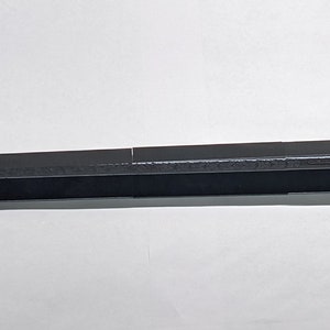 K&ouml;nnte beinhalten: Ein schwarzes Metalls Schwert mit einem Kreuzschutz und einer spitzen Spitze. Das Schwert ist etwa 90 cm lang.