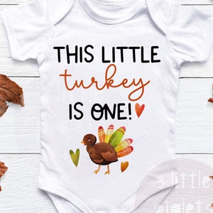Dit kleine kalkoen is EEN eerste verjaardagshirt Turkije verjaardag onesie® herfst 1e verjaardag Turkije verjaardag outfit herfst eerste verjaardag outfit