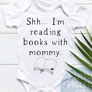 Leggere libri con la mamma Baby Book Onesie® Baby Bookworm Book Lovers Onesie® Book Baby Onesie® Book Shower Gift Book Baby Gift Reading Shirt