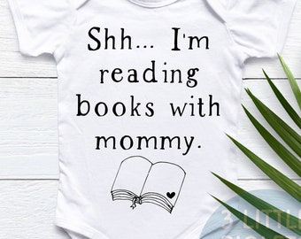 Bücher lesen mit Mama Babybuch Body® Baby Bücherwurm Buchliebhaber Onesie® Buch Babybody® Buchdusche Geschenkbuch Babygeschenk Lese Shirt