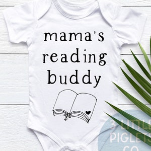 Mama Reading Buddy Book Baby Onesie® Baby Bookworm Reading with Mama Book Baby Shower Gift Book Lover Annuncio di gravidanza Reading Onesie®