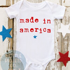 Macacão de bebê 4 de julho® feito na América Camisa de bebê 4 de julho Roupa patriótica para bebê Presente patriótico para bebê 4 de julho Nascido nos EUA