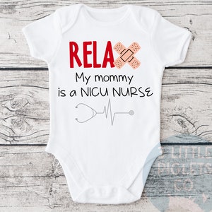 Entspannen Sie sich meine Mama ist eine NICU Krankenschwester Mommy Onesie® Krankenschwester Mom Onesie® Arbeit und Lieferung Krankenschwester-Babyparty-Geschenk Nicu Nurse Geschenk Nurse Onesie®